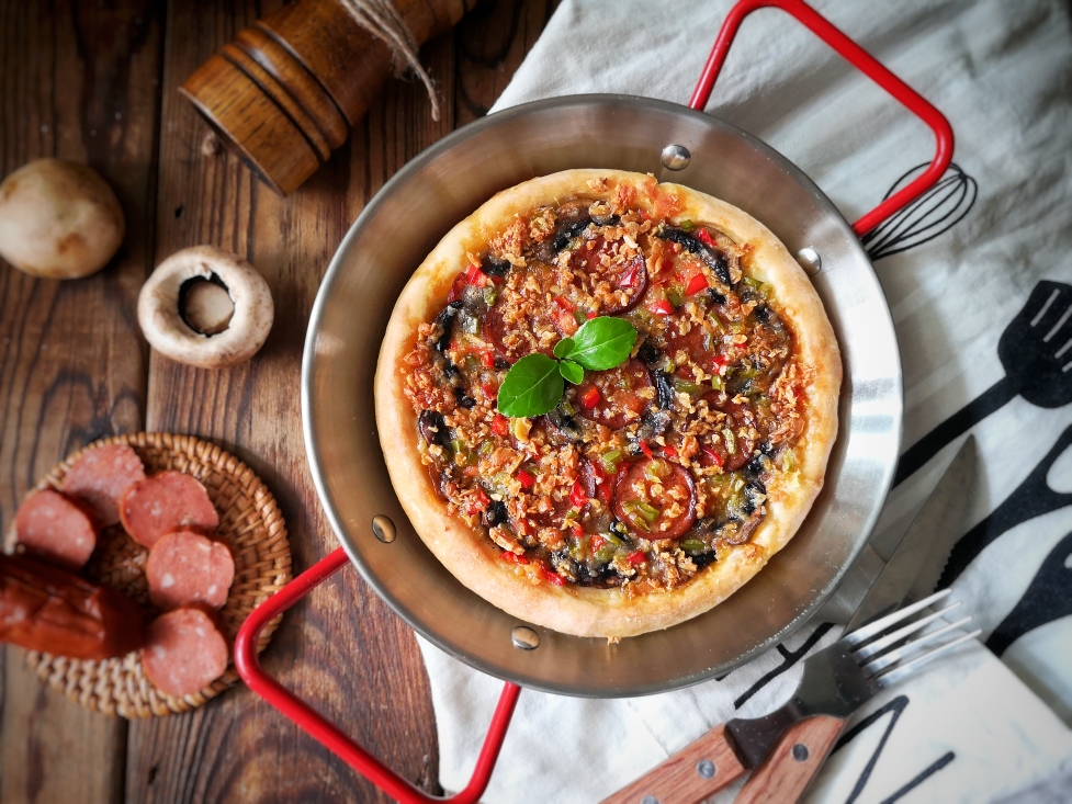 在家自己动手做出美味的红肠蘑菇披萨的做法