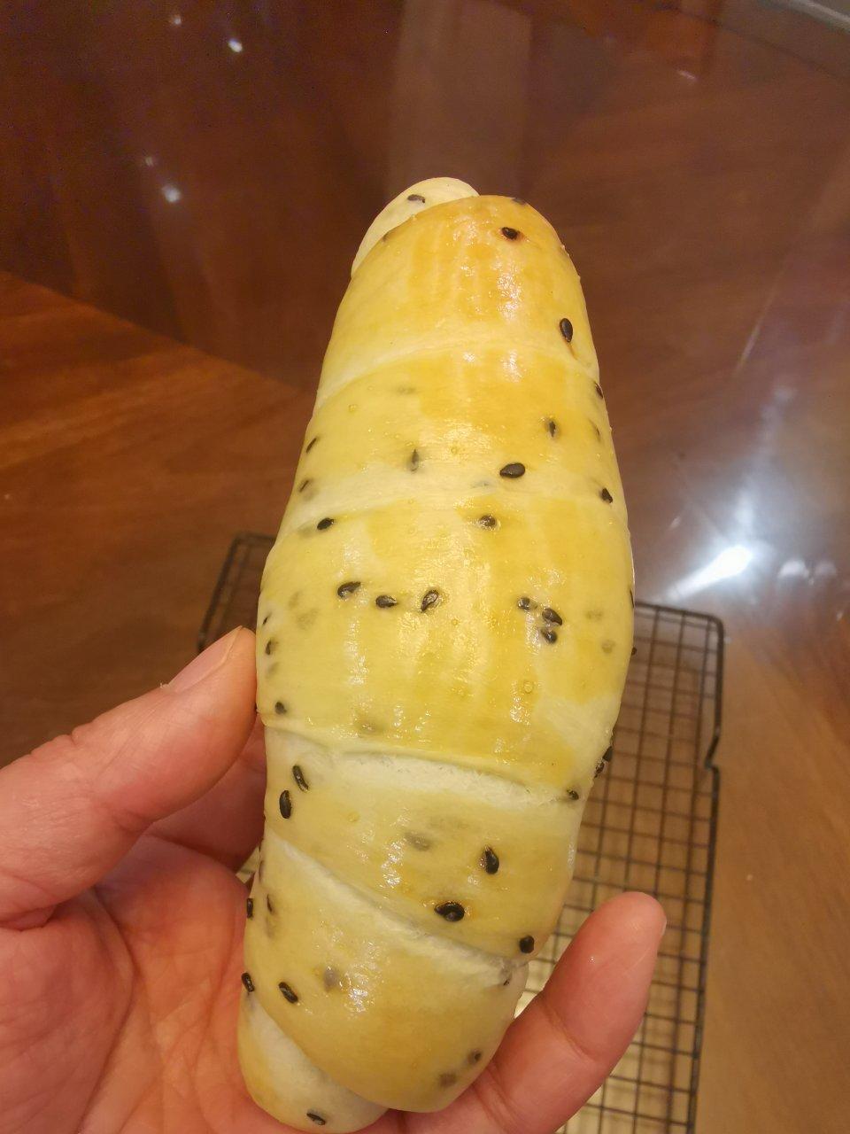 烫种黑芝麻盐面包