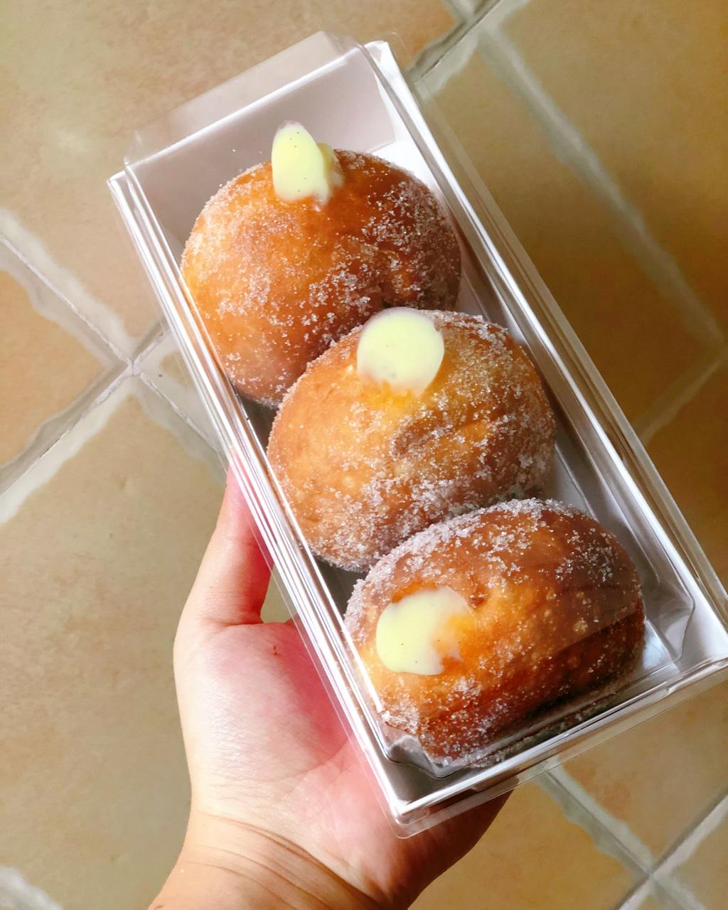 好吃到哭泣的甜甜圈VANILLA CREAM-FILLED DOUGHNUTS
