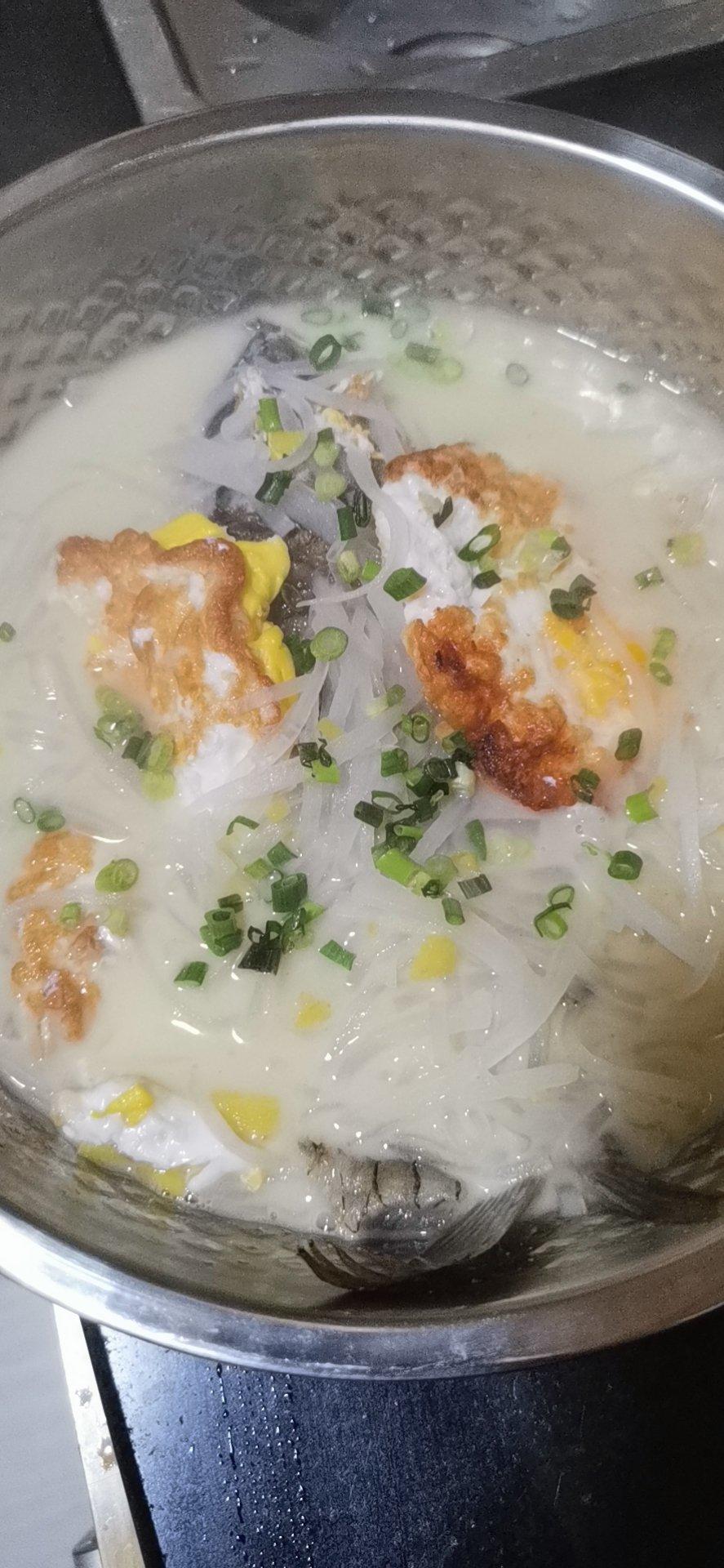 白萝卜丝鲫鱼汤