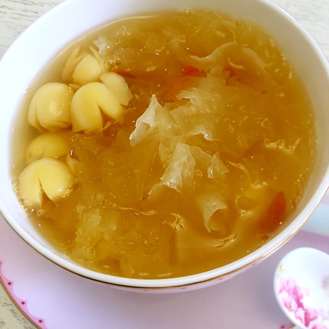 银耳莲子枸杞汤