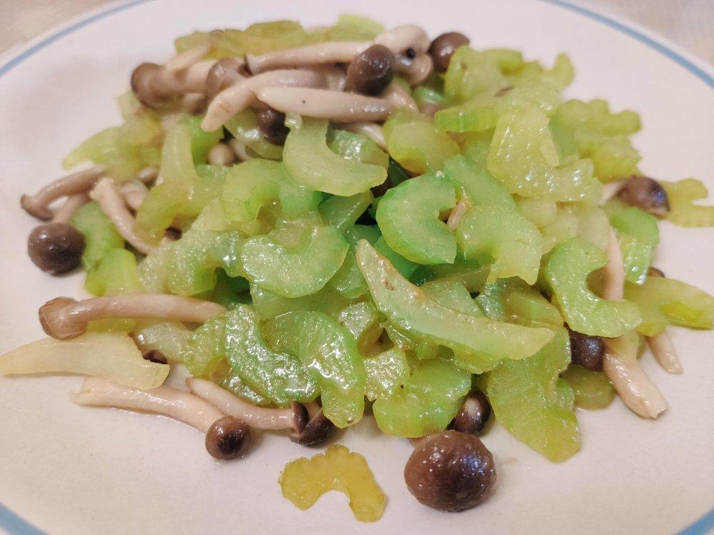蚝油西芹炒蟹味菇（降脂减肥.养颜美容.养血补虚）