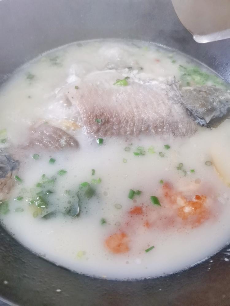雪白浓郁下奶鲫鱼汤