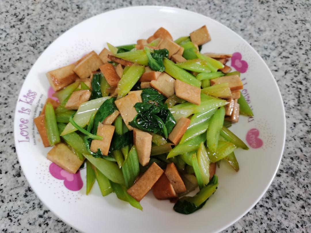 午餐晚餐简单快手下饭菜芹菜炒香干