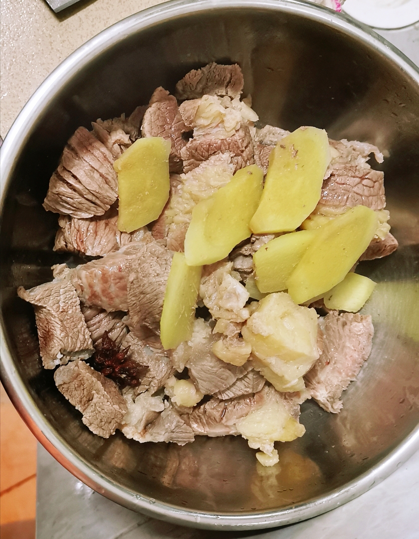 软嫩酥烂土豆炖牛腩的做法 步骤2