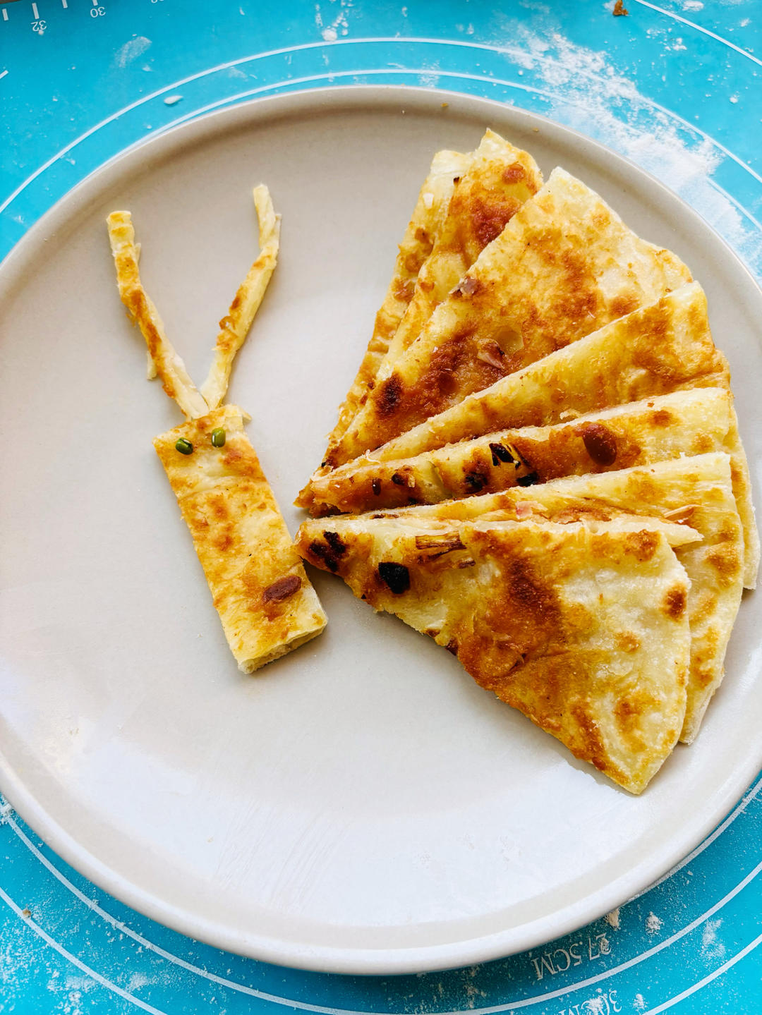 烙饼不硬的小窍门 掌握了你也能看出柔软多层凉了不硬的小油饼