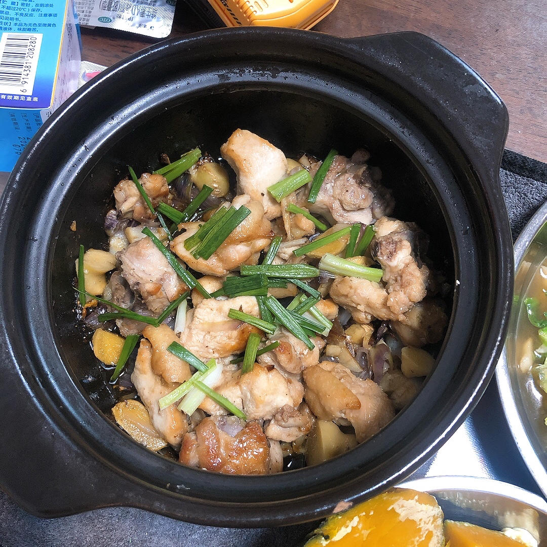 啫啫鸡煲，干香、滑嫩，热辣辣