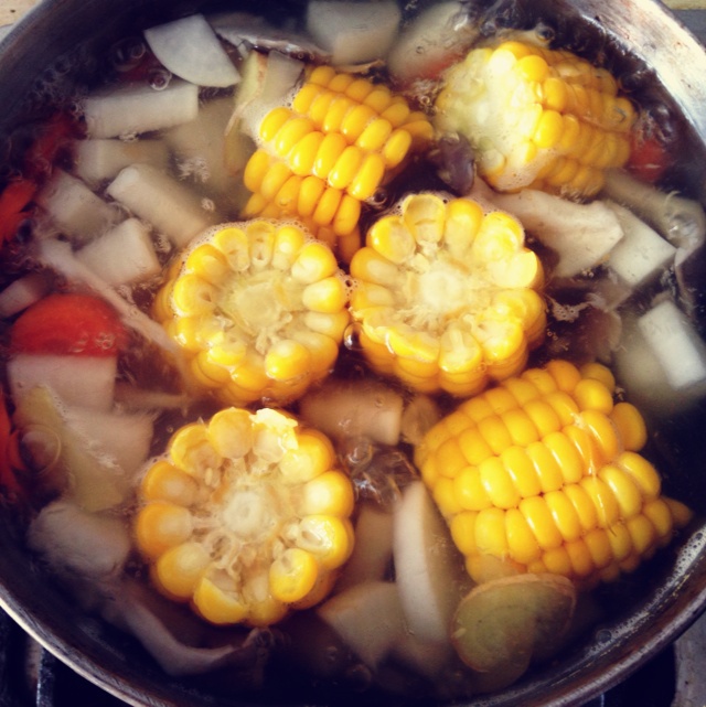 玉米白萝卜什锦汤（Turnip,Corn and Beancurd Puff Soup)