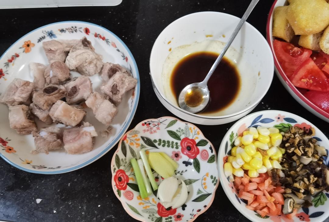 【排骨焖饭】