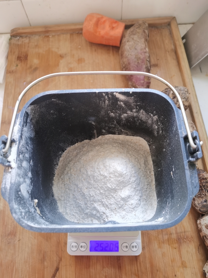 全麦馒头0添加，热量低（松下蒸烤箱面包机）的做法 步骤1
