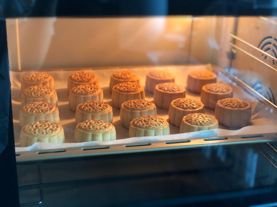 广式月饼—蛋黄莲蓉月饼