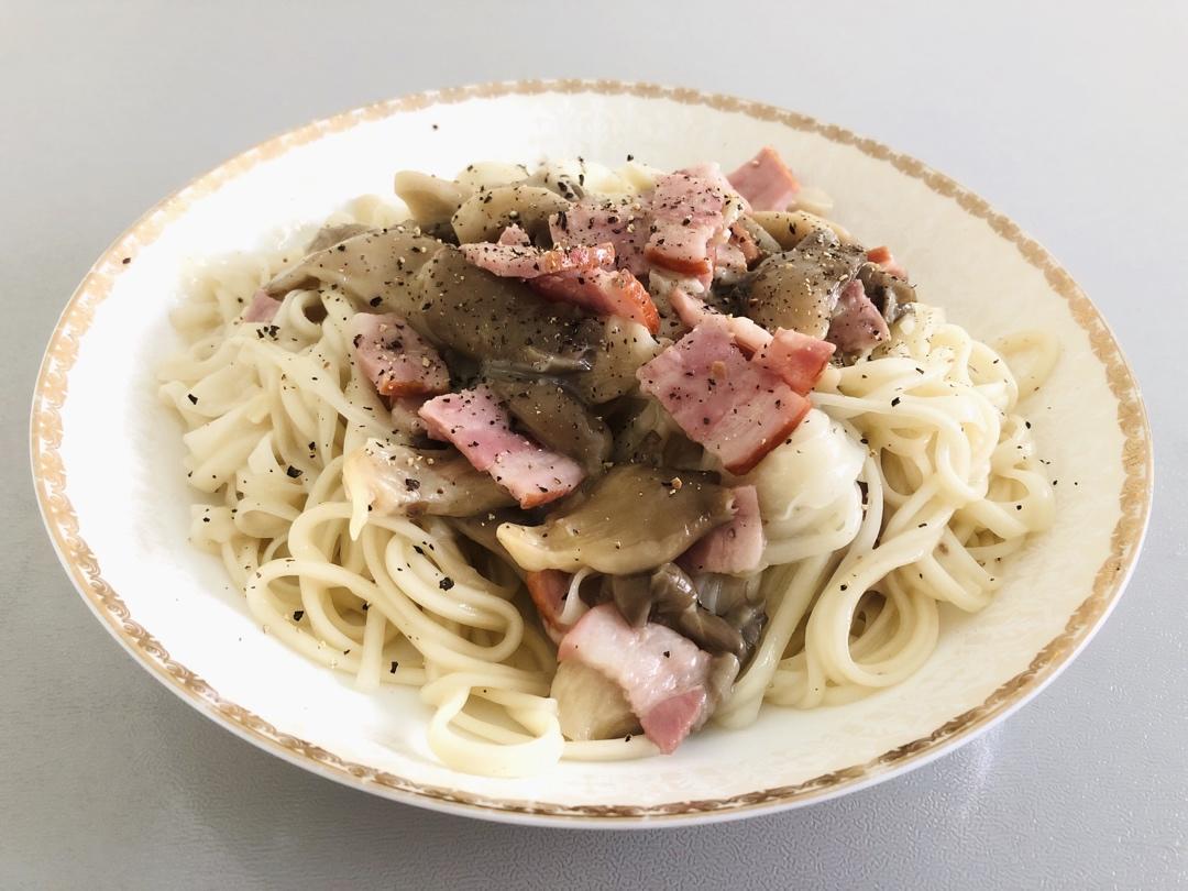 奶油蘑菇培根意面