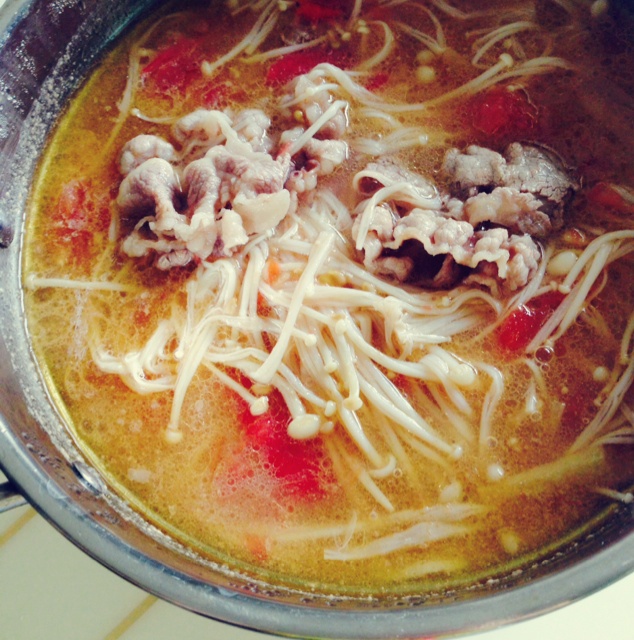 金针菇肥牛番茄锅