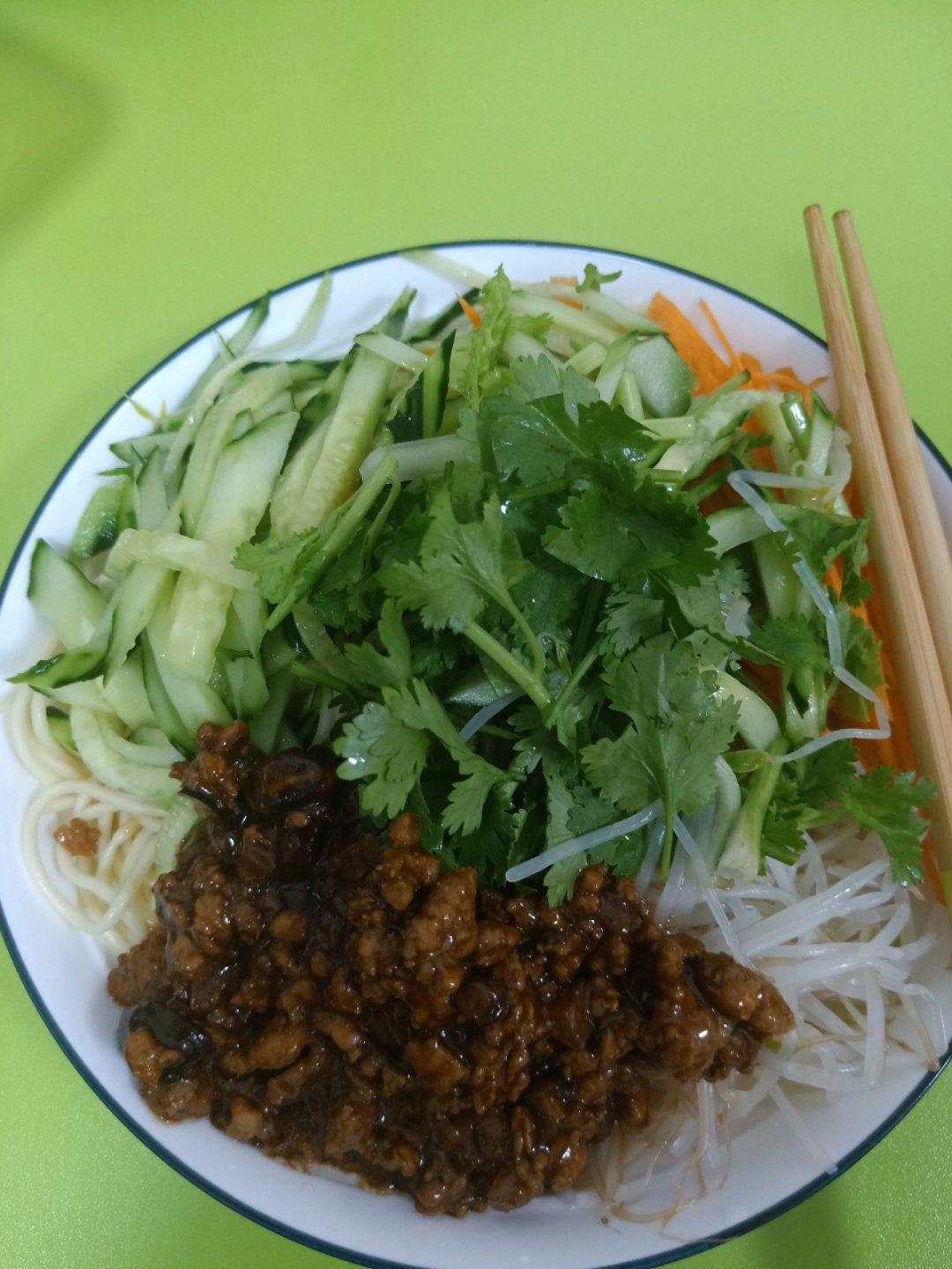 我发誓这将是你吃过最好吃的炸酱面，一口下去回味无穷！！！