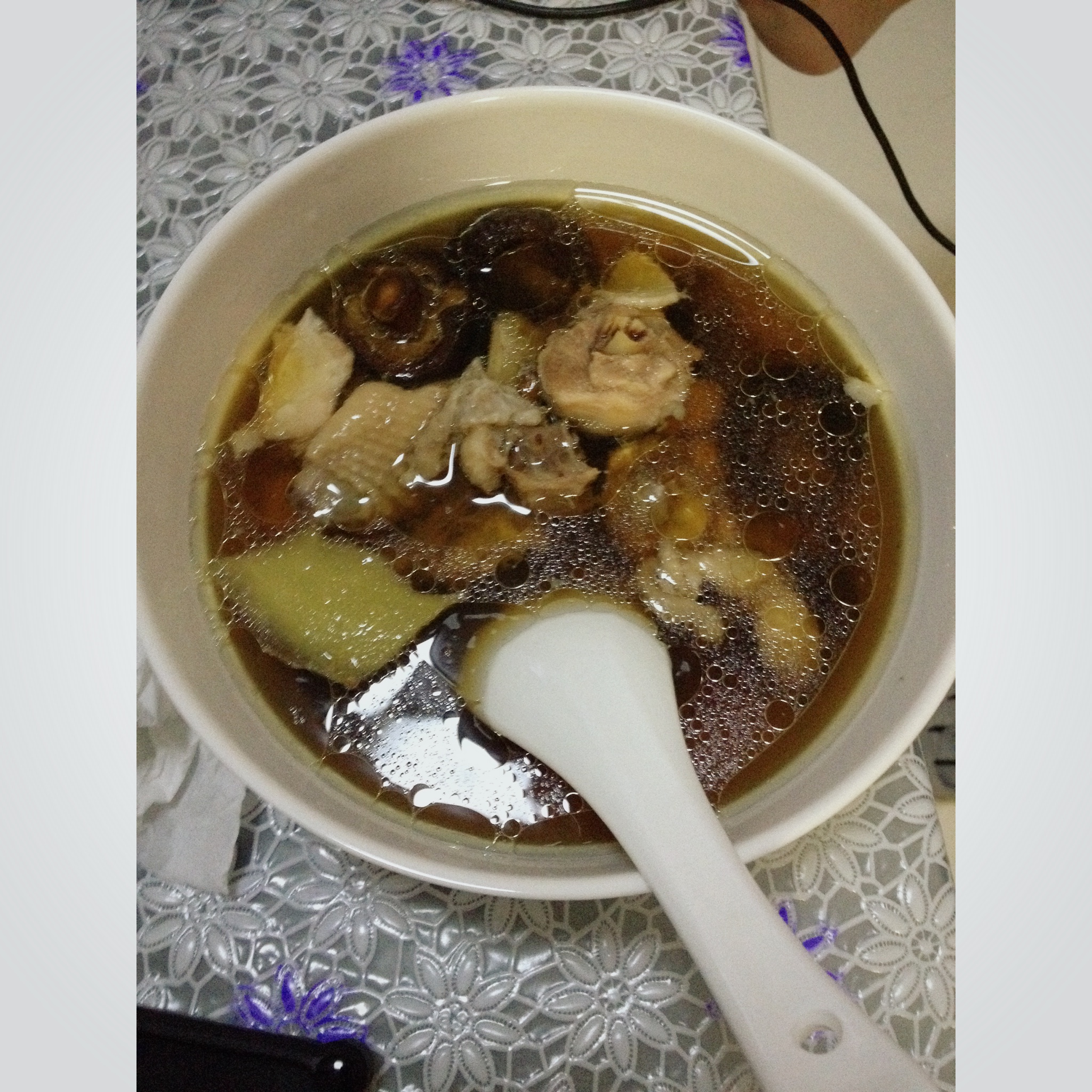 黄芪党参鸡汤