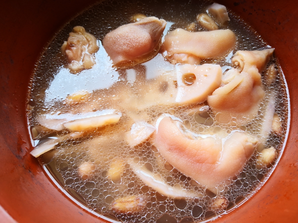 莲藕猪蹄汤的做法