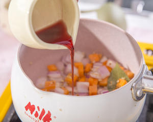 酸甜可口又鲜香的俄式罗宋汤，连喝三天都不腻！的做法 步骤5