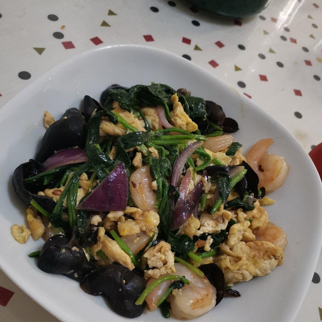 菠菜木耳炒鸡蛋