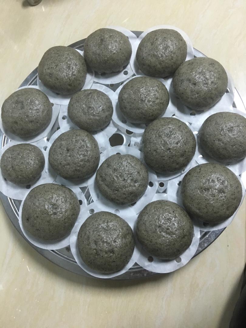光滑圆胖的黑芝麻包
