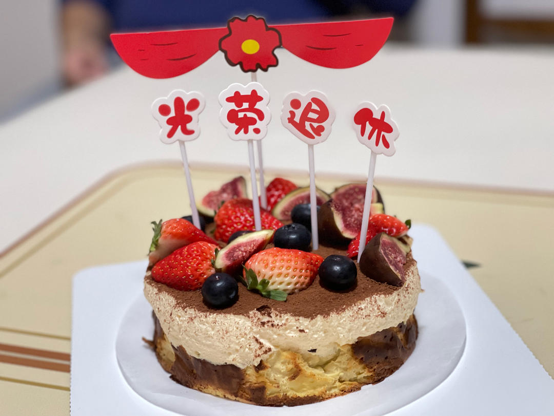 又是一道招牌，提拉米苏咖啡巴斯克蛋糕