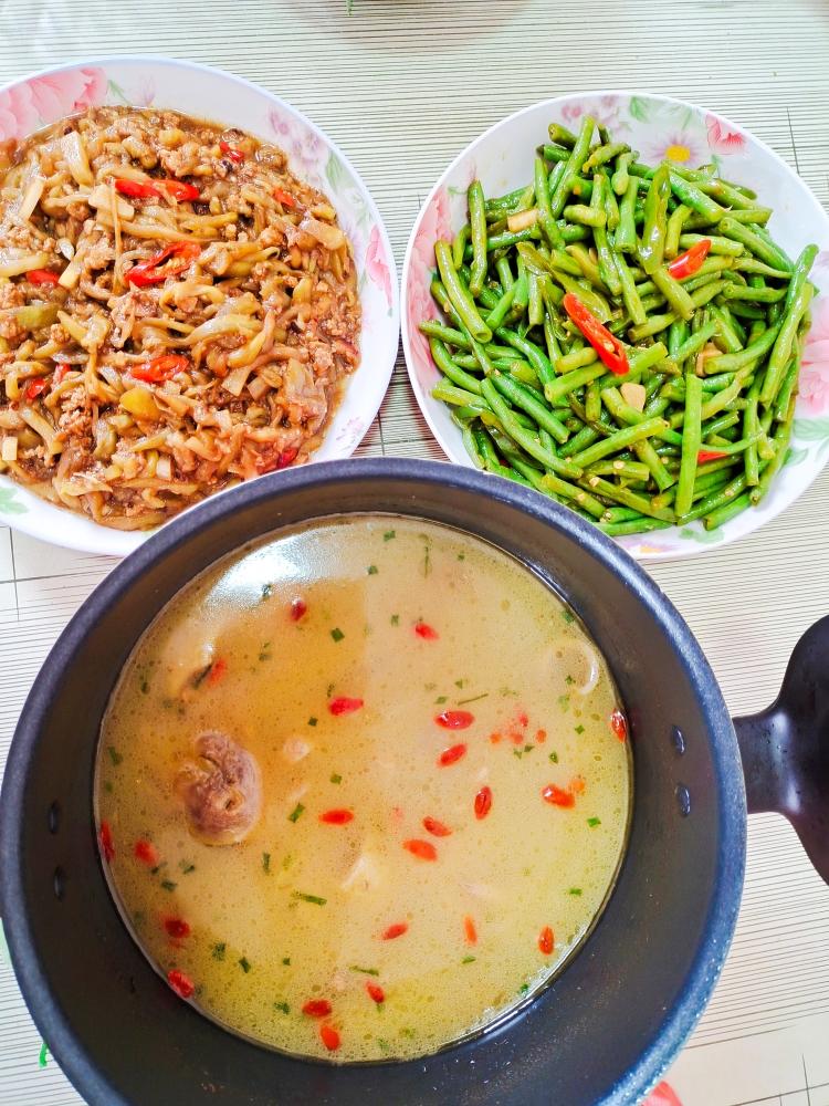 滋补土鸡汤 应季小菜