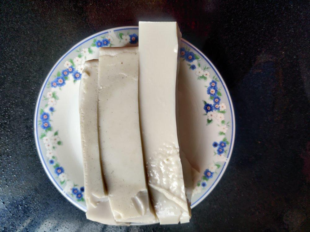 熬制肉皮冻---为小笼包做准备