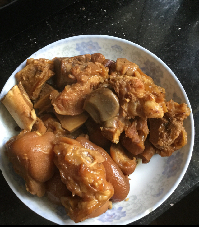 美味的家常菜：红烧猪蹄