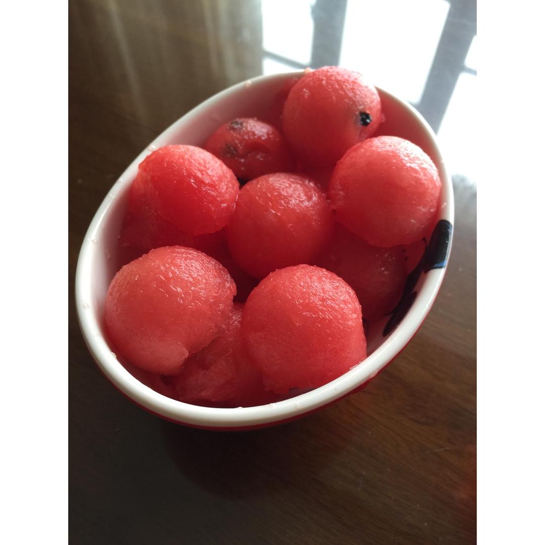 三个小怪兽做的西瓜球