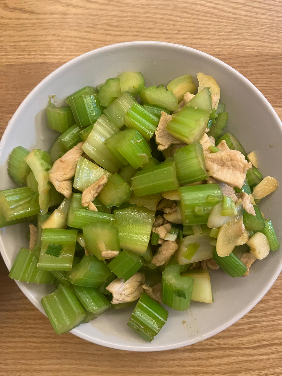 超级嫩的芹菜炒肉