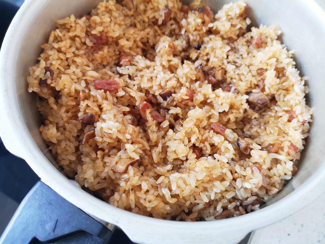卷益麻麻做的电饭煲焖腊味糯米饭
