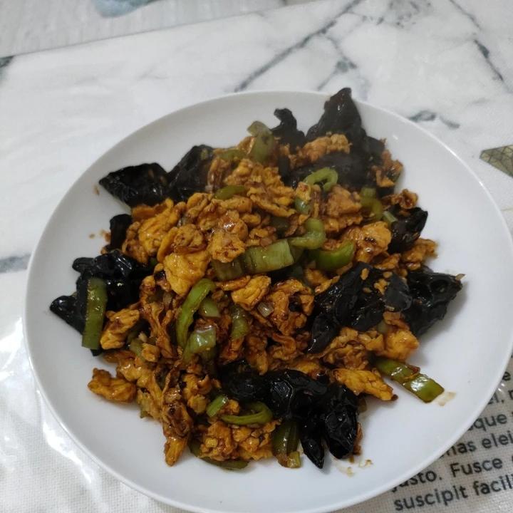 家常快手青椒木耳炒鸡蛋