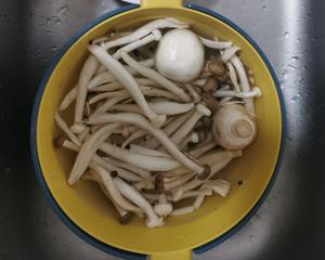 鲜掉眉毛的蘑菇白菜汤的做法 步骤1