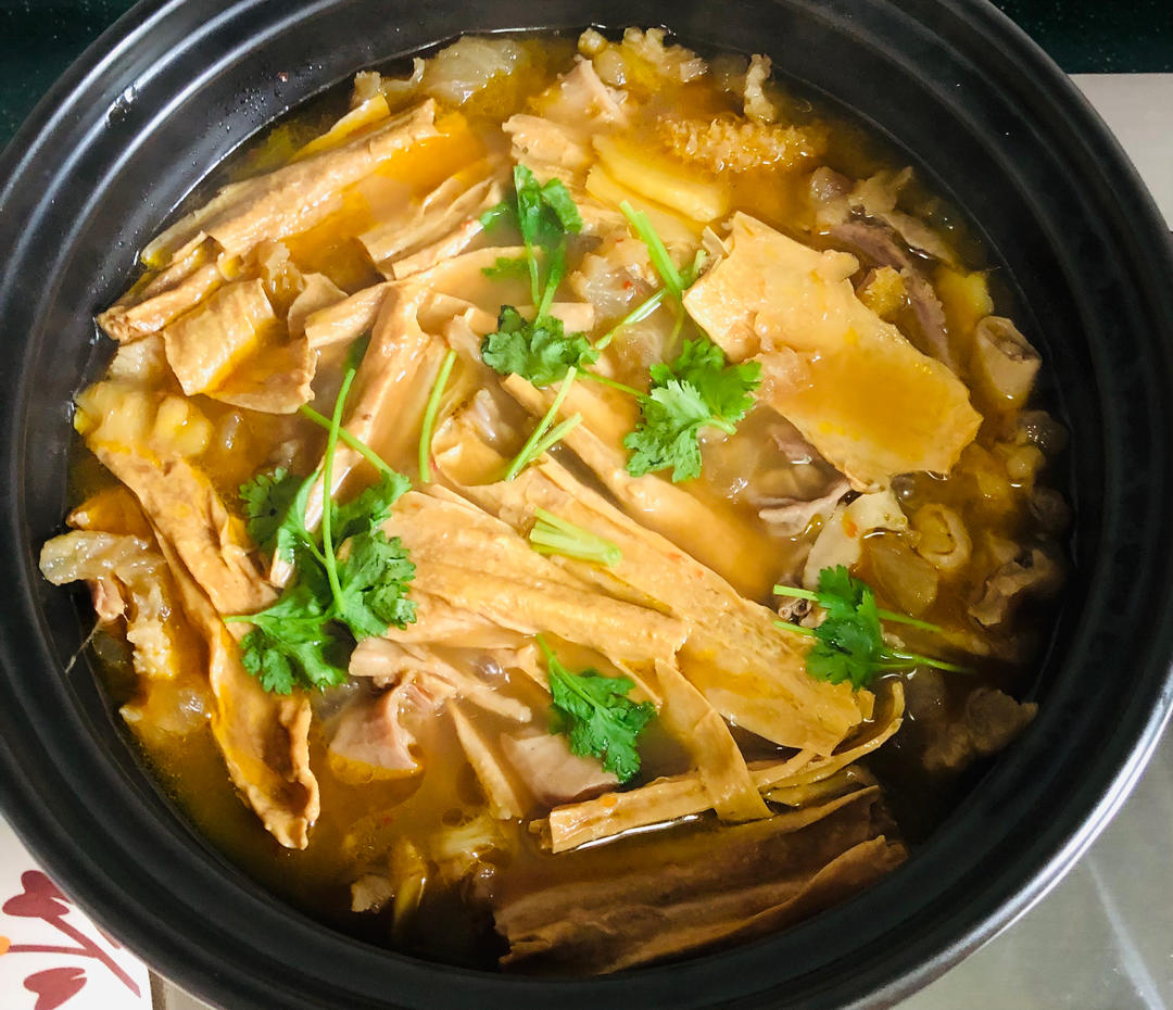家常菜：牛腩炖腐竹（电饭锅版），美味得很😋的做法