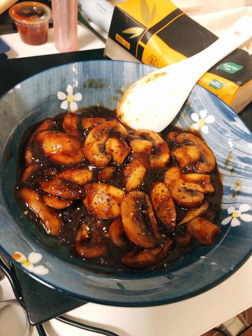 不放味精、盐，有点蒜香味的蚝油口蘑