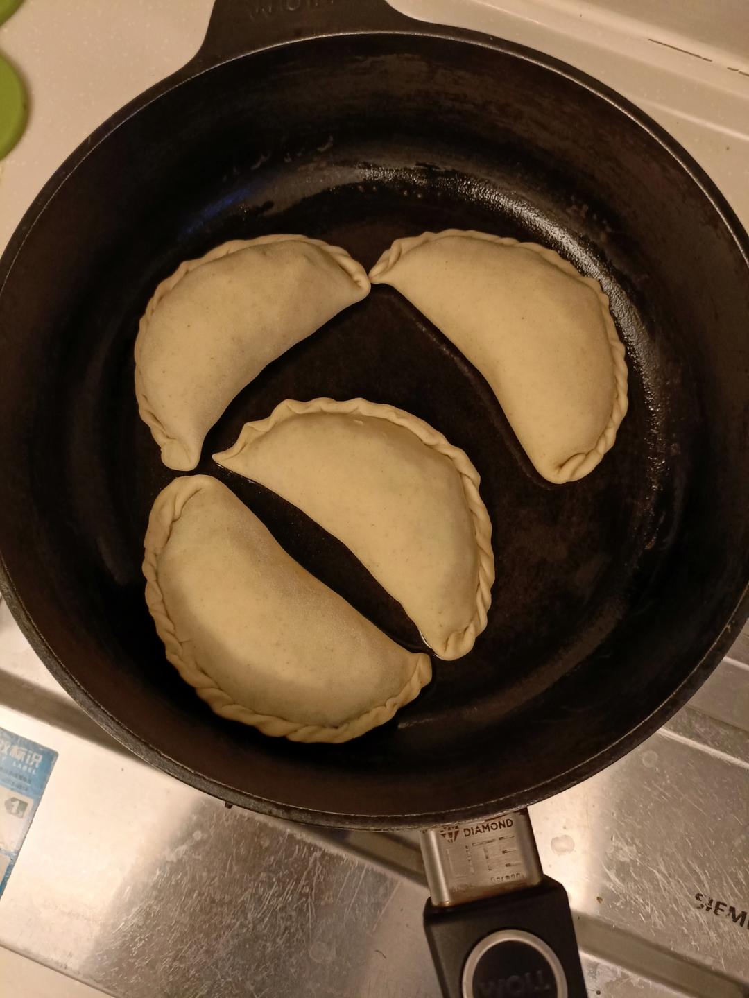 鲜香韭菜盒子（附超详细捏花边视频）