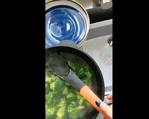 上汤三文鱼块西兰花（马克西姆微压不粘锅）的做法 步骤3