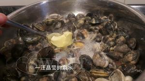 酒蒸蒜香蛤蜊的做法 步骤6