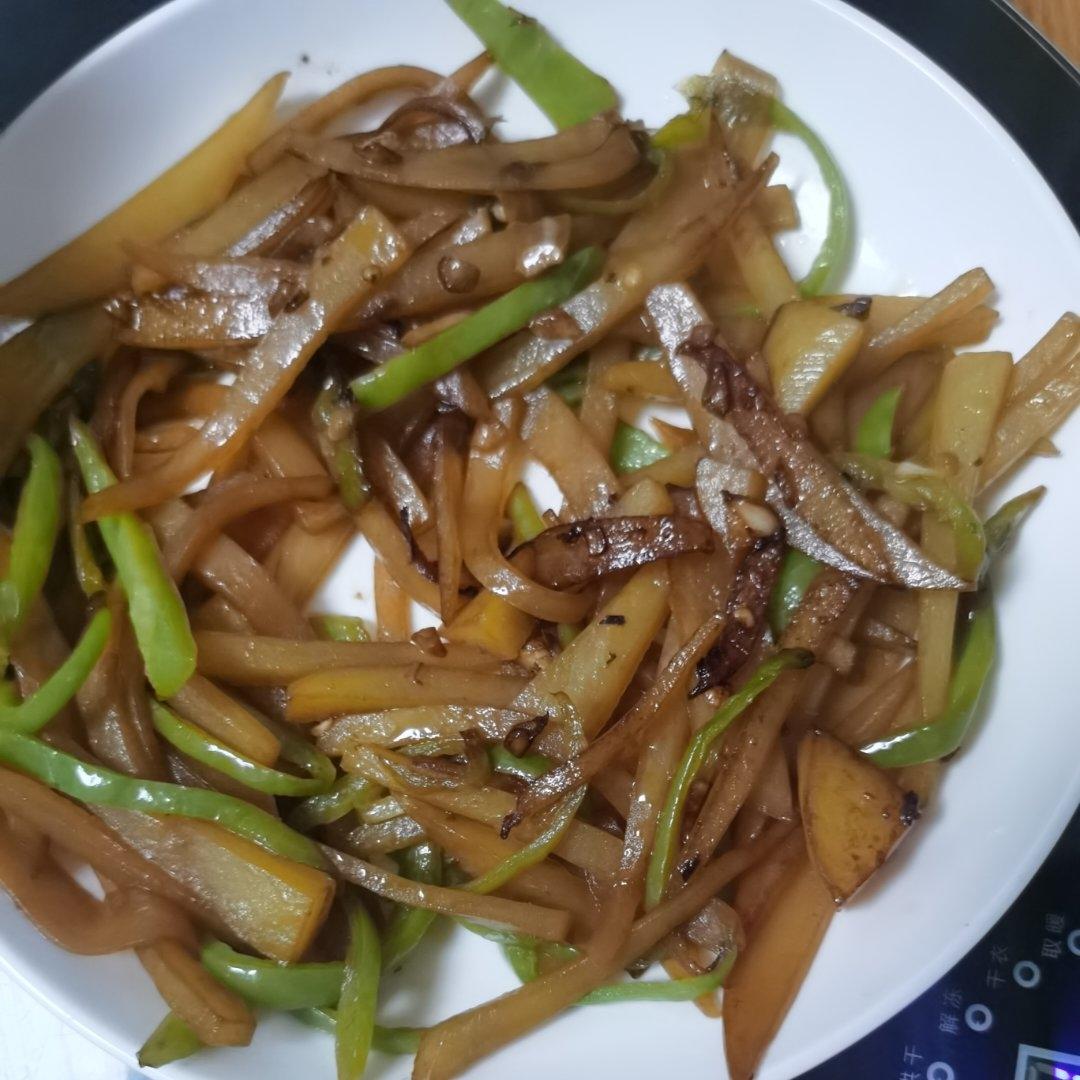 不用焯水一样炒出脆脆的酸辣土豆丝