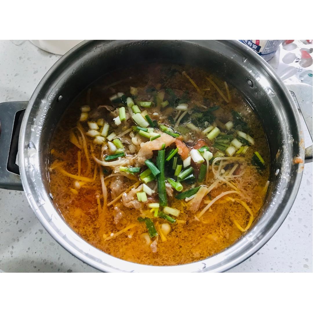 【金针菇番茄肥牛锅】