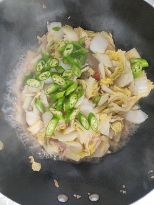 酸辣白菜炒肉的做法 步骤4