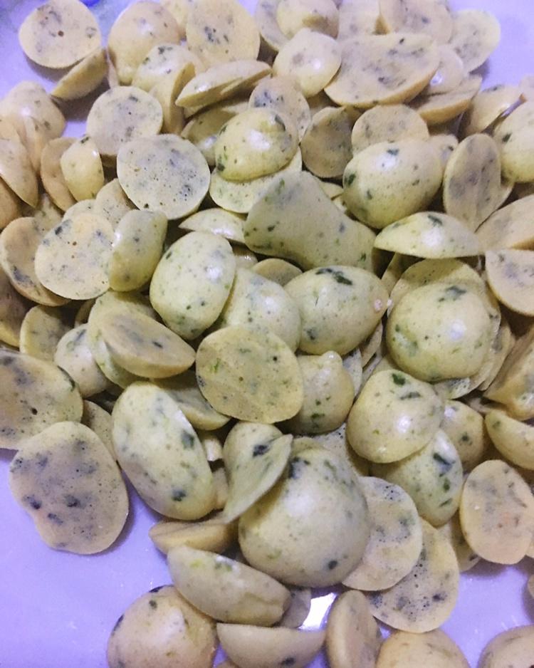 给弟弟做了菠菜蛋黄溶豆，但是很快就被哥哥吃完了（6M+宝宝辅食）
