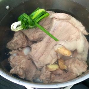 猪骨高汤的做法 步骤2
