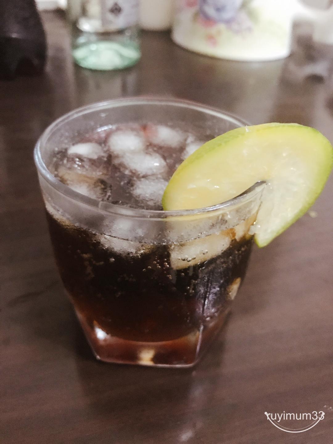 朗姆酒做自由古巴鸡尾酒