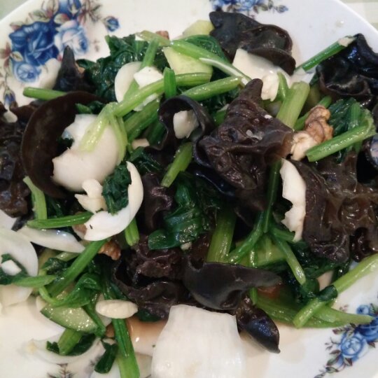 果仁菠菜拌木耳