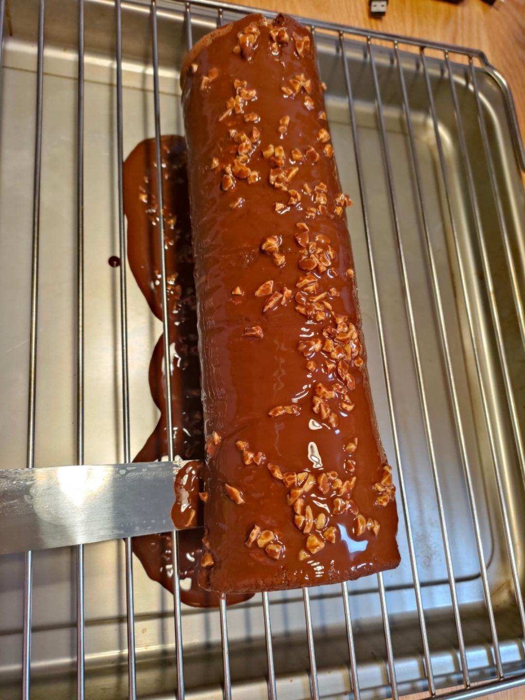 🍫梦龙蛋糕卷. 巧克力脆皮蛋糕卷 by pink-rabbit