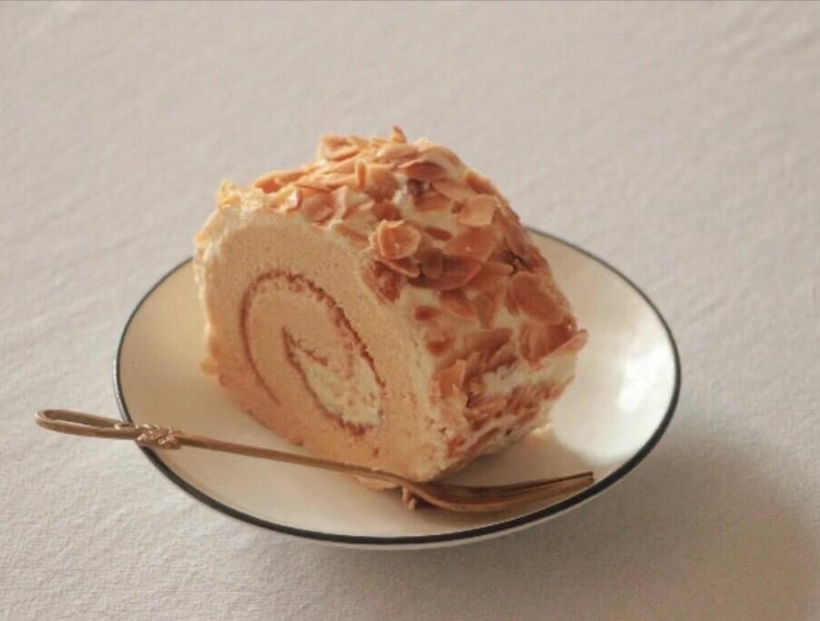 杏仁鲜奶油蛋糕卷