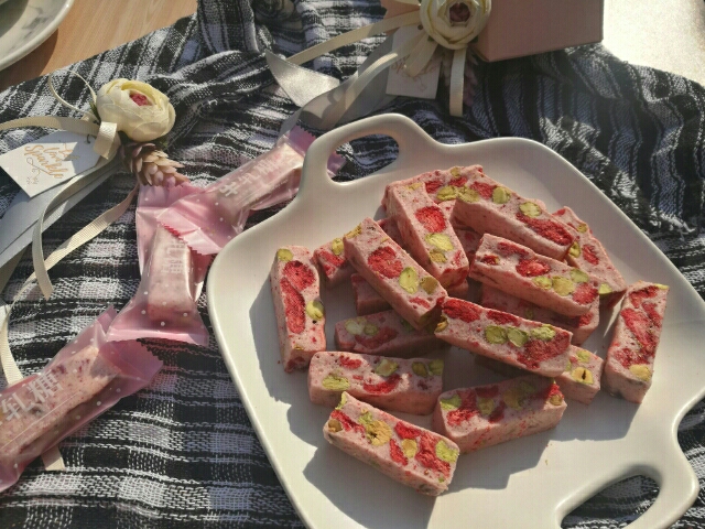 草莓脆牛轧糖的做法
