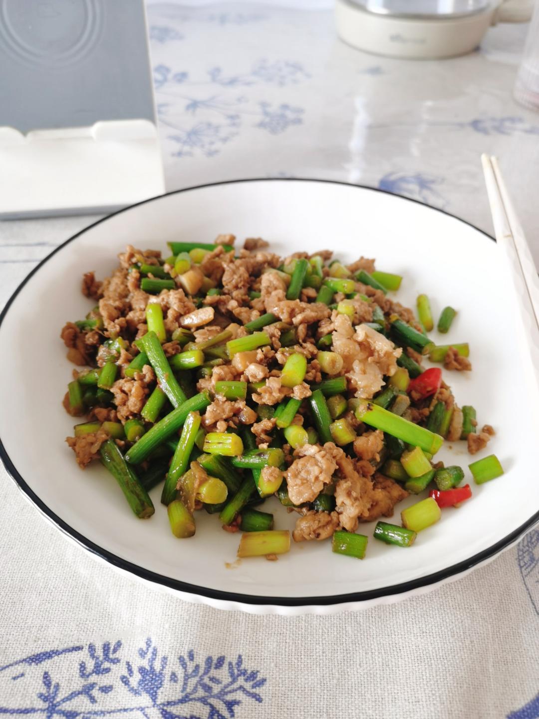 蒜苔炒肉末，三碗米饭都不够吃