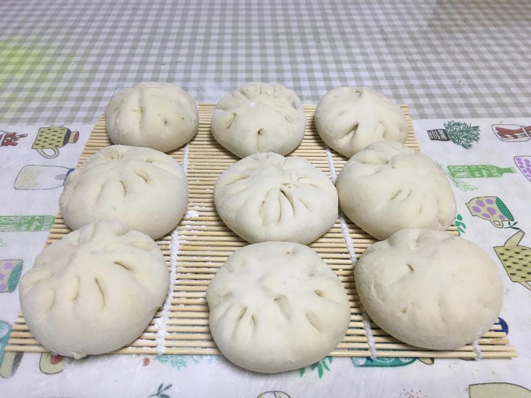 松软的素馅包子