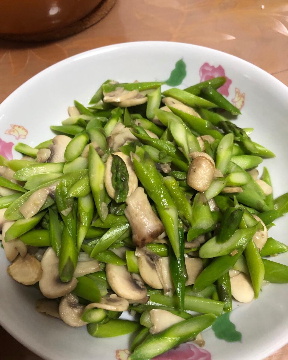 芦笋炒蘑菇